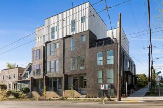 Squire - Prime Location with View & Parking - Seattle - 6