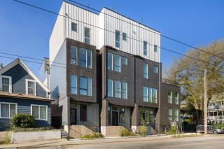 Squire - Prime Location with View & Parking - Seattle - 3