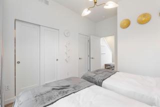 Squire - Prime Location with View & Parking - Seattle - 1