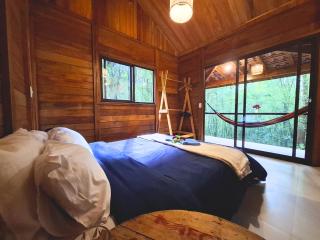 Cabana de madeira entre as árvores - 0