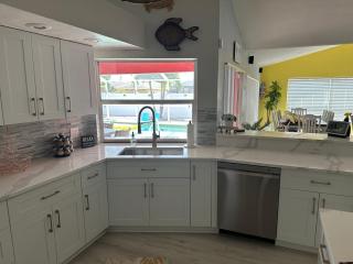 Game Room with Poolside Bar and a Heated Pool with Ping Pong and Putting Green - Cape Coral - 1
