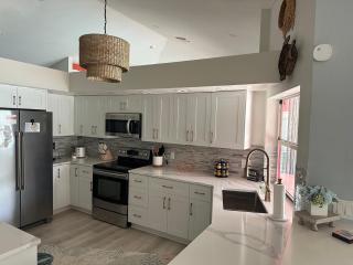 Game Room with Poolside Bar and a Heated Pool with Ping Pong and Putting Green - Cape Coral - 2