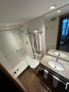 Magnifico Flat na Barra da Tijuca 704, com Linda Piscina, Academia, Balsa para Praia, Microondas, Frigobar, Tv Smart, Varanda e Mesa para Trabalho - Rio de Janeiro - 4