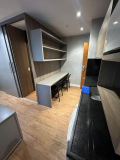 Magnifico Flat na Barra da Tijuca 704, com Linda Piscina, Academia, Balsa para Praia, Microondas, Frigobar, Tv Smart, Varanda e Mesa para Trabalho - Rio de Janeiro - 2