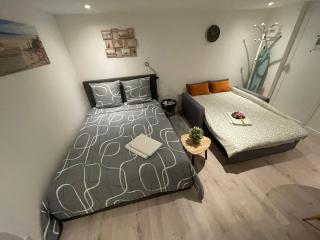 'StudioCDG fr' Jardin, Studio proche near CDG Roissy airport, Parc Expositions, Stade de France, Arena, Disney, Asterix - 0
