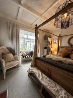 The Hidden Gem in Cambridge - One to Two Bedroom Suite - 1