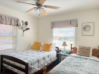 RF Central location w fenced backyard FIRE-PIT - Richmond - 5