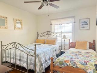 RF Central location w fenced backyard FIRE-PIT - Richmond - 4