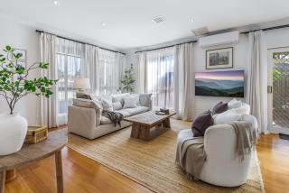 Spacious Family Home with Balcony in Pascoe Vale - Melbourne - 4