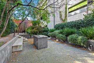 Chic 2-Bed Apartment in Vibrant St Kilda - Melbourne - 6