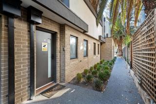 Comfortable 2BR Retreat with Balcony & Parking - Melbourne - 6