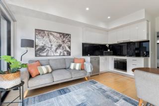 Comfortable 2BR Retreat with Balcony & Parking - Melbourne - 5