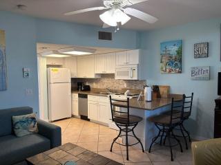 Relax Beachside in This Cozy 1BR Bradenton Condo - Steps from the Sand - Bradenton Beach - 6