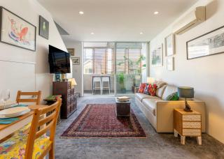 Elegant Apartment, Heart of Newtown with Secure Parking - Sydney - 0