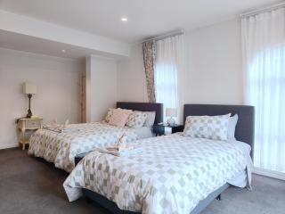 Luxury Pool Home 4 bedroom 3 Bath Near Beach supermarket - Auckland - 1