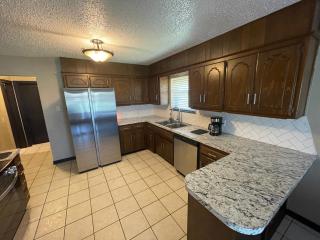 Entire Home 3 BR 3 BA Sleeps 6 Fast WiFi Spacious - 4