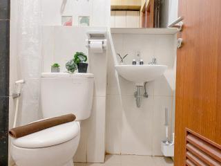 Cozy Studio Apartment Grand Kamala Lagoon By Travelio - Bekasi - 2