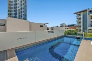 Comfy 2BR w Parking, Pool & Large Private Balcony - 3