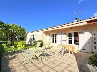 Maison familiale proche plages et commerces avec jardin - FR-1-778-48 - - 0