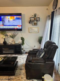 Entire 3bedrooms 2bathrooms exquisite house - Williston - 0