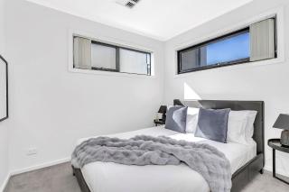 Luxurious Living in St Clair with Spa and Balcony - Finsbury - 7