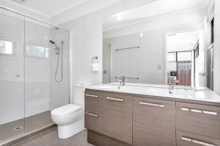 Luxurious Living in St Clair with Spa and Balcony - Finsbury - 4