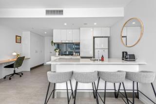 Modern 1BR Apt with Parking and Study Desk! - Brisbane - 2