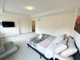 Elegant Retreat near Toronto Airport & Downtown - Brampton - 9