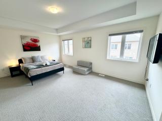 Elegant Retreat near Toronto Airport & Downtown - Brampton - 4