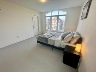 Elegant Retreat near Toronto Airport & Downtown - Brampton - 1