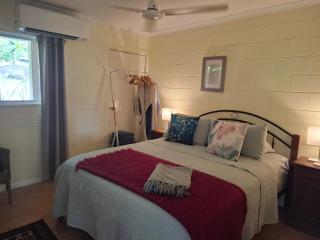 J & Ella's Holiday House - 1 Bedroom, 1 Bathroom Home - 1