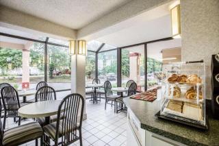 Econo Lodge South - Garner - 8