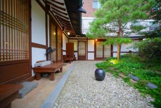 Jeonju Hanok Village Beautiful Garden House - 7