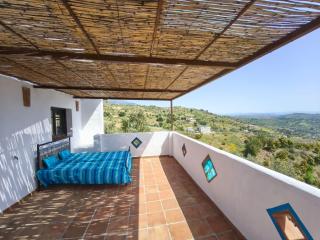 Künstlerhaus Finca Madreselva mit atemberaubenden Weitblick mit Infinitypool, kleinen Teichen und vielen Sitzplätzen in Tolox Malaga im Nationalpark Sierra de las Nieves, ideal für Entspannung, aber auch zum Wandern - 5