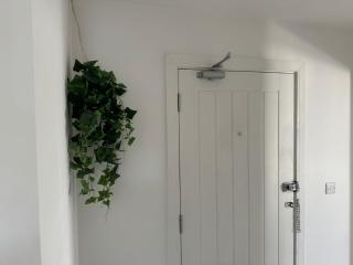 Bright & Stylish en-suite bedroom suitable for singles, couples, and families in a 2bed apartment - 2