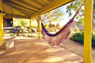 Joshua Tree Oasis I Desert retreat with hot tub, BBQ & backyard trail access - Joshua Tree - 3