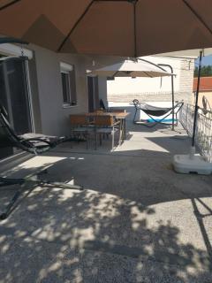 Pet Friendly Cozy Apartments near beach - Donji Karin - 2