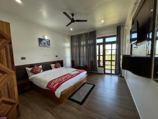 Lap Of Himalayas Resort - Kausani - 4
