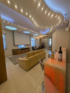 Heart Of Downtown Budapest Luxury Condo, Private Spa, Home Cinema, Patio - Budapest - 0