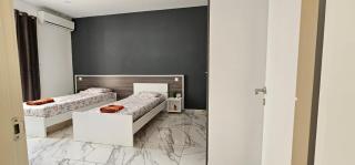 paceville 4 bedroom 3 bathroom fully equipped apartment - Is-Swieqi - 6