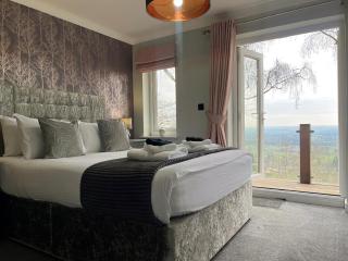 Ivydene Luxury Cottage with Covered Hot Tub - 4