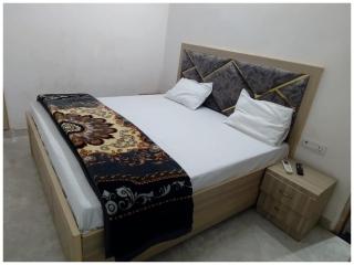 A PREMIUM HOTEL MEERA RESIDENCY # - Near Sri Krishna Janmabhoomi - Parking and Wifi Facilities - Air Conditioning Luxury Room - A Top Rated Four Star Hotel - Mathura - 6