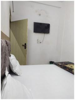 A PREMIUM HOTEL MEERA RESIDENCY # - Near Sri Krishna Janmabhoomi - Parking and Wifi Facilities - Air Conditioning Luxury Room - A Top Rated Four Star Hotel - Mathura - 1