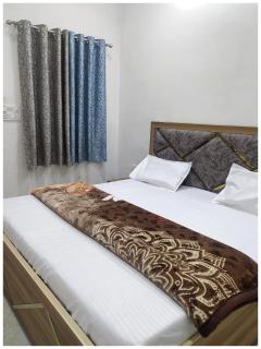 A PREMIUM HOTEL MEERA RESIDENCY # - Near Sri Krishna Janmabhoomi - Parking and Wifi Facilities - Air Conditioning Luxury Room - A Top Rated Four Star Hotel - Mathura - 8