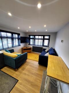 Town Centre Modern 1 Bedroom self-contained Apartment - 5