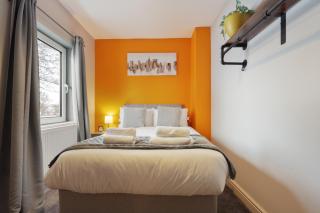 Family and Work Stay 4 BR House Sleeps 11 with Free Driveway Parking WiFi and Garden Perfect for Contractors Work Crews and Family Groups - 8