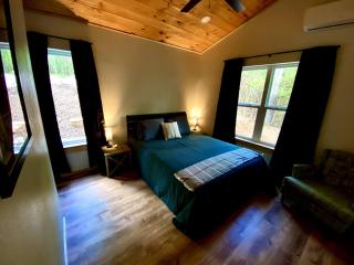 NEW! Cedar Hill Cabin • 2bed •2bath•Hot Tub - Marble Falls - 5