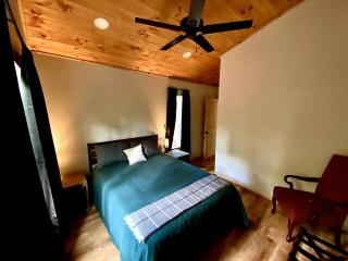 NEW! Cedar Hill Cabin • 2bed •2bath•Hot Tub - Marble Falls - 3