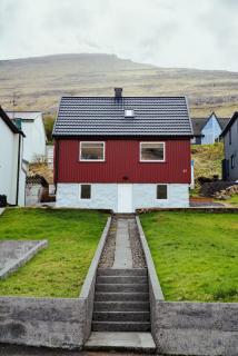 2BR House with Scenic Views - Parking - Klaksvík - 5