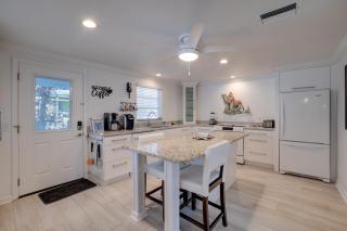Beach Cottage with Heated Pool Short Walk to Beach - Holmes Beach - 6